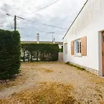 Holiday home Charmante Maison Pres Et Port
