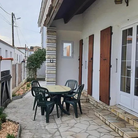 Holiday home Charmante Maison Pres Et Port