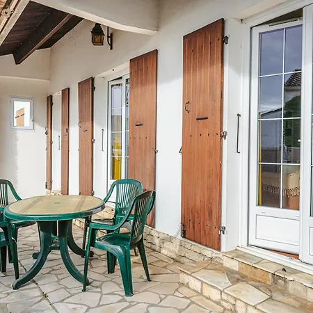 Holiday home Charmante Maison Pres Et Port
